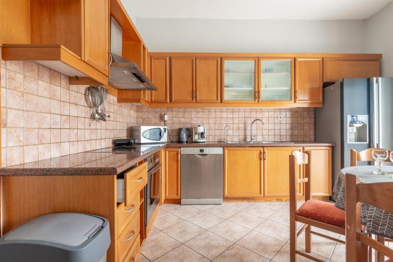 Spacious Near Downtown Apartment *